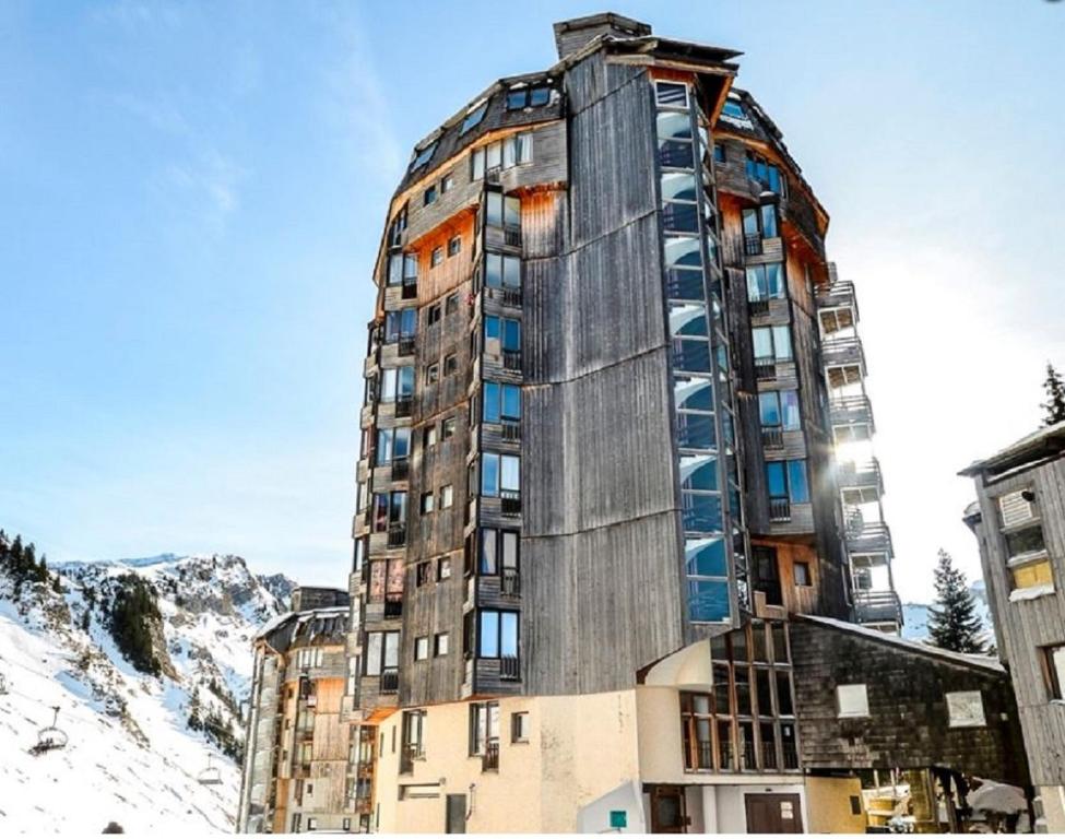 ein hohes Gebäude auf einem verschneiten Berg in der Unterkunft Residence Les Ruches - maeva Home in Avoriaz