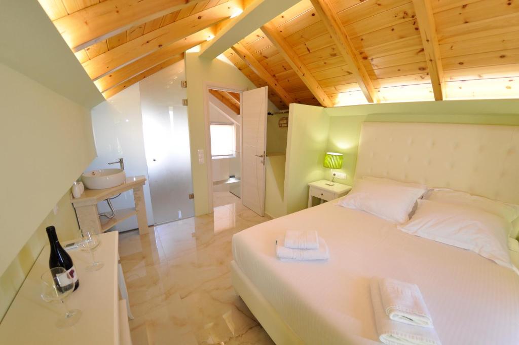 Postel nebo postele na pokoji v ubytování Agios Gordios Beach Resort