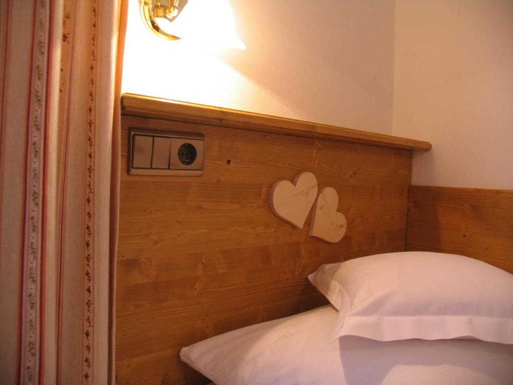 A bed or beds in a room at Hotel Reichegger
