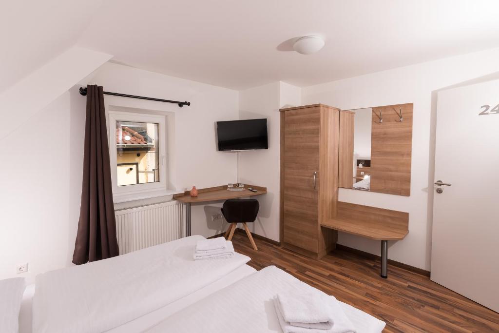 Boutique-Hotel Kronenstuben - unschlagbare Zentrumsnähe direkt am Marstall & Marktplatz - Schloss in 3 Min - Frühstück - Langzeitmiete - Economy Double Room With Shared Bathroom