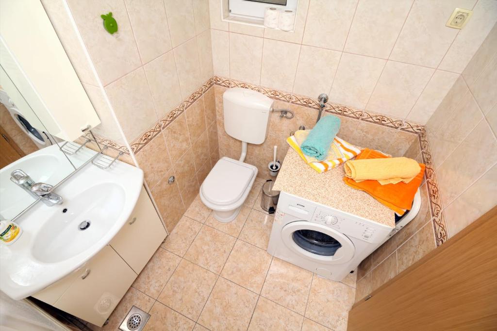 Kúpeľňa v ubytovaní APARTMAN LAURA GALILEO blizu centra i plaze