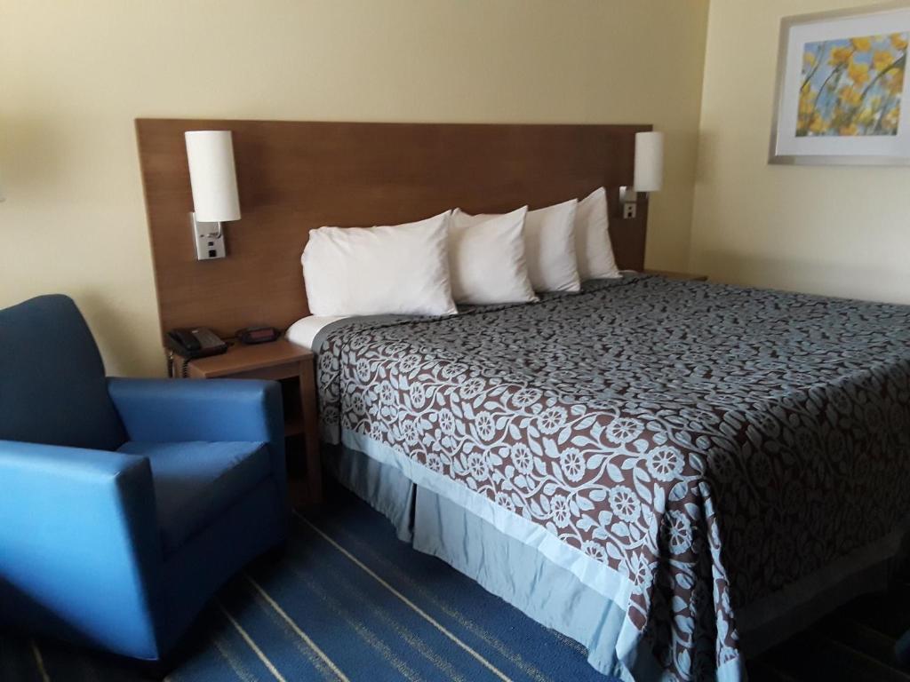 Postel nebo postele na pokoji v ubytování Days Inn by Wyndham Newark Wilmington