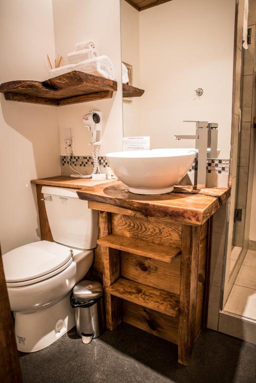 Bilik mandi di Gîte du Haut des Arbres