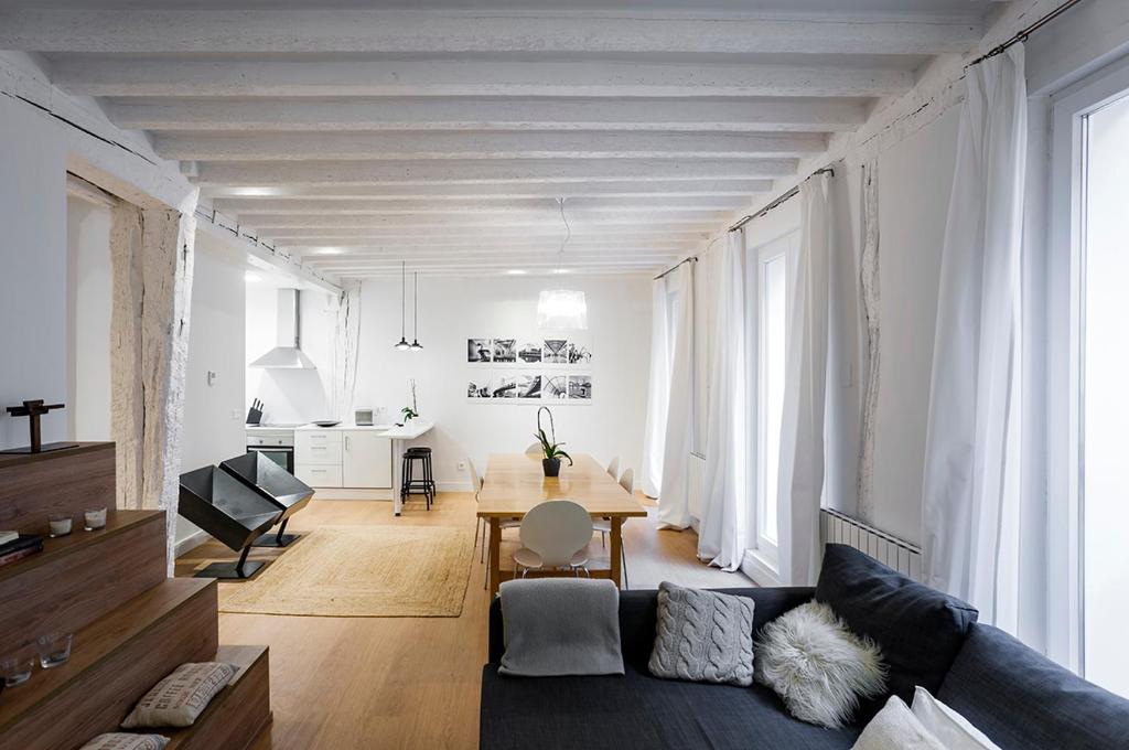 a living room with a couch and a table at Apartamento minimalista en el corazón de Bilbao in Bilbao
