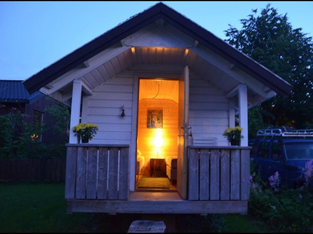 uma casa de cachorro com uma luz na porta em Your cabin in Trondheim em Tiller