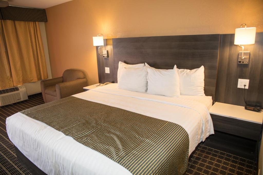 Postel nebo postele na pokoji v ubytování Ramada by Wyndham Flagstaff East
