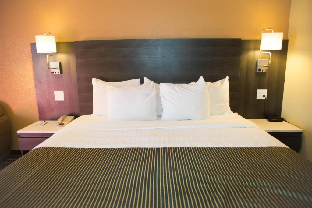 Postel nebo postele na pokoji v ubytování Ramada by Wyndham Flagstaff East