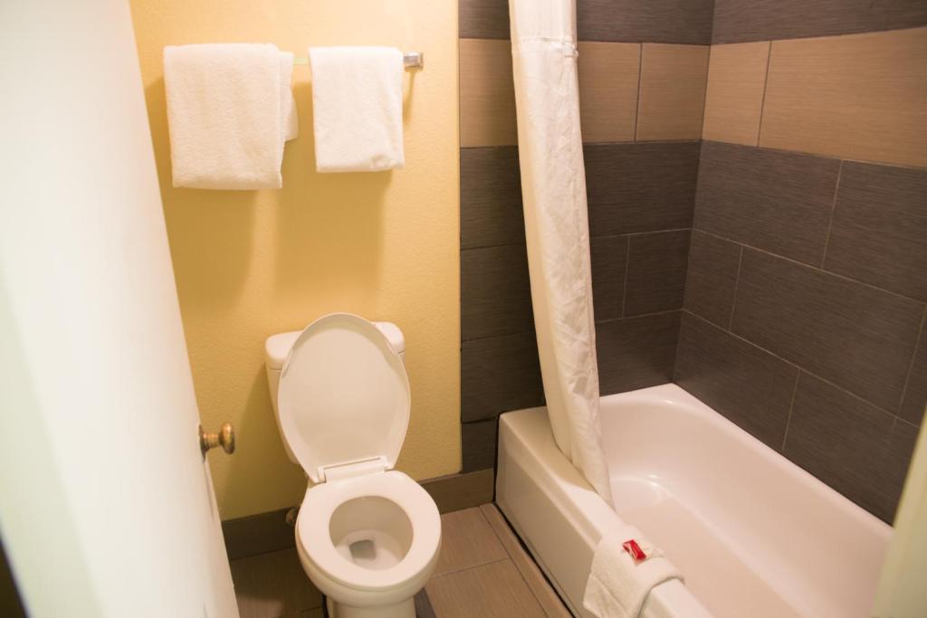 Koupelna v ubytování Ramada by Wyndham Flagstaff East