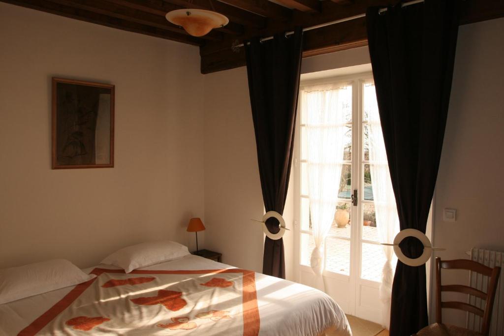 Postel nebo postele na pokoji v ubytování Maison d'hôtes Fleurs de Vignes