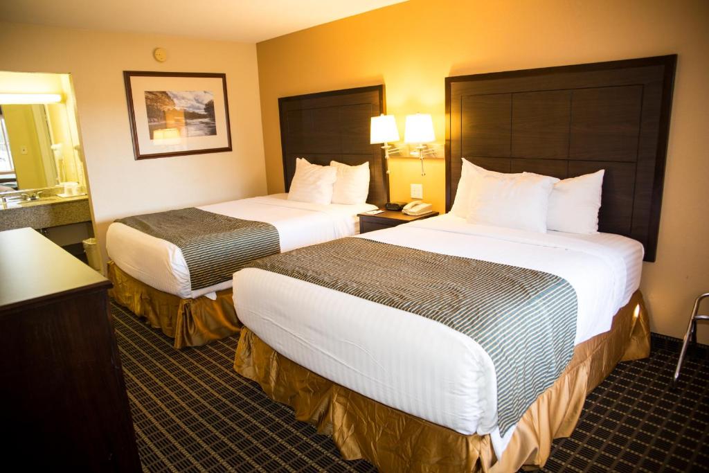 Postel nebo postele na pokoji v ubytování Ramada by Wyndham Flagstaff East