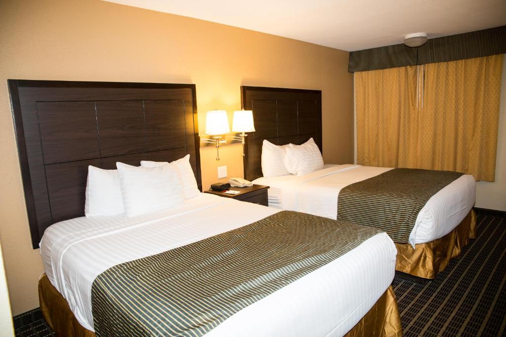 Postel nebo postele na pokoji v ubytování Ramada by Wyndham Flagstaff East