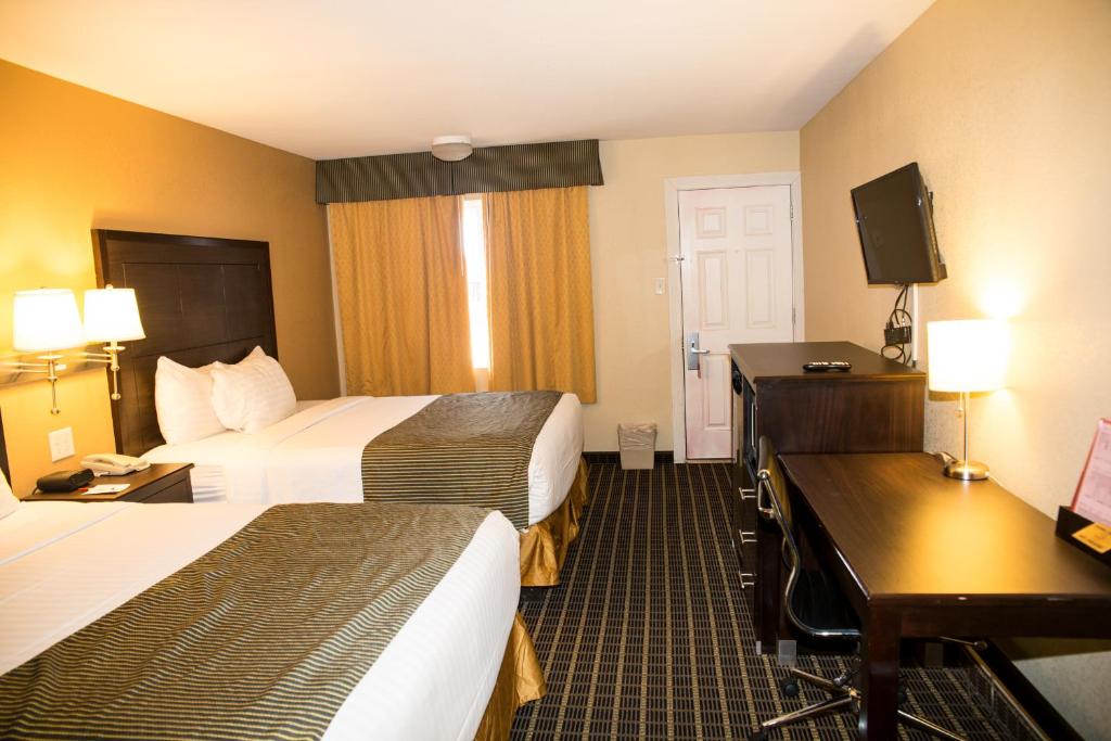 Postel nebo postele na pokoji v ubytování Ramada by Wyndham Flagstaff East