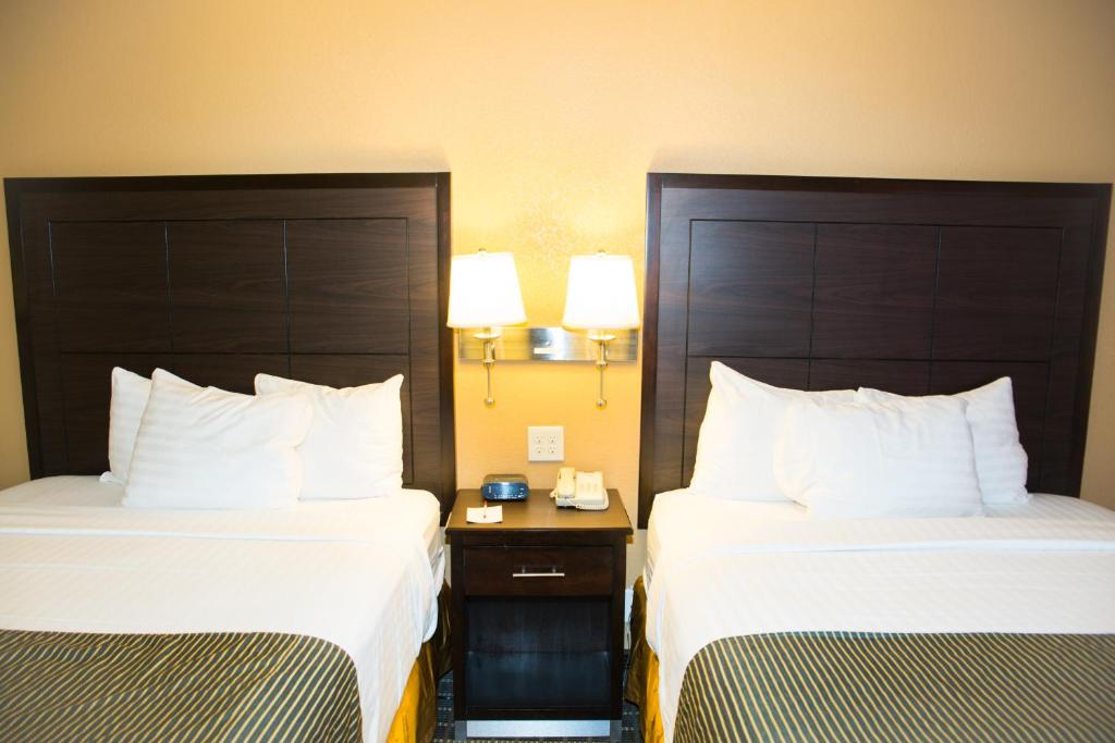 Postel nebo postele na pokoji v ubytování Ramada by Wyndham Flagstaff East
