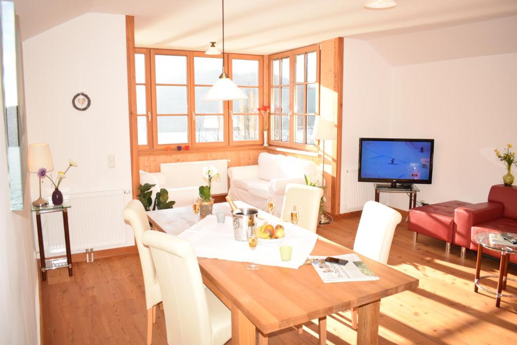 TV a/nebo společenská místnost v ubytování Villa Frischmuth am See