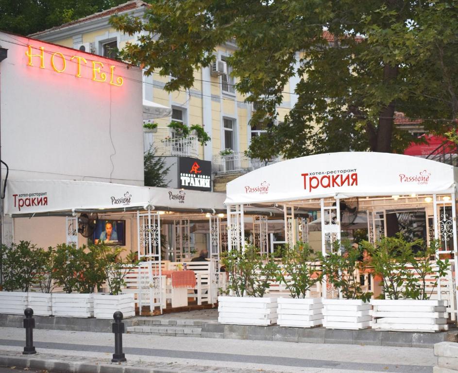 een paar winkels aan de kant van een straat bij Hotel Trakia in Plovdiv