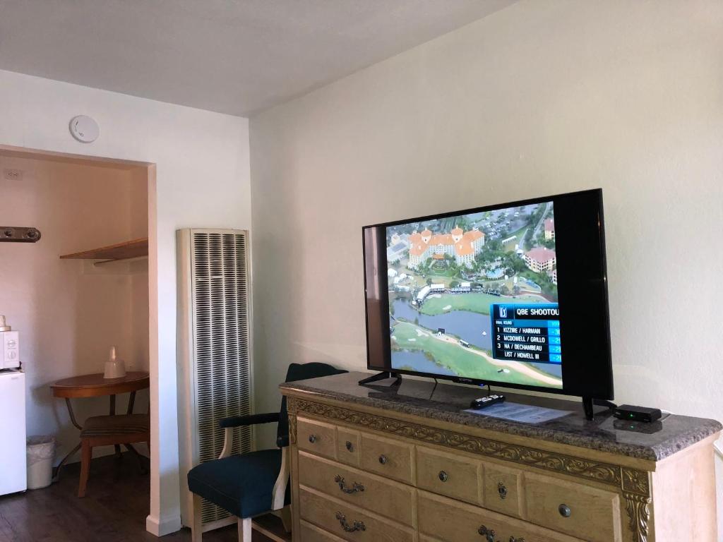 TV a/nebo společenská místnost v ubytování Cedar Inn & Suites