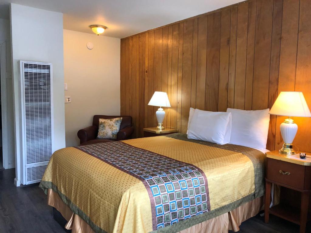 Postel nebo postele na pokoji v ubytování Cedar Inn & Suites