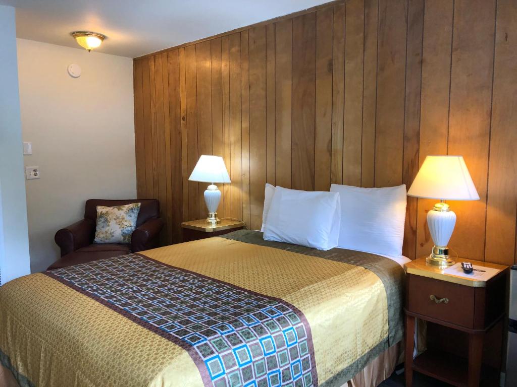 Postel nebo postele na pokoji v ubytování Cedar Inn & Suites