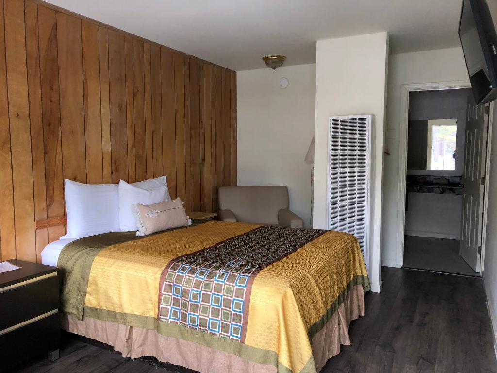 Postel nebo postele na pokoji v ubytování Cedar Inn & Suites