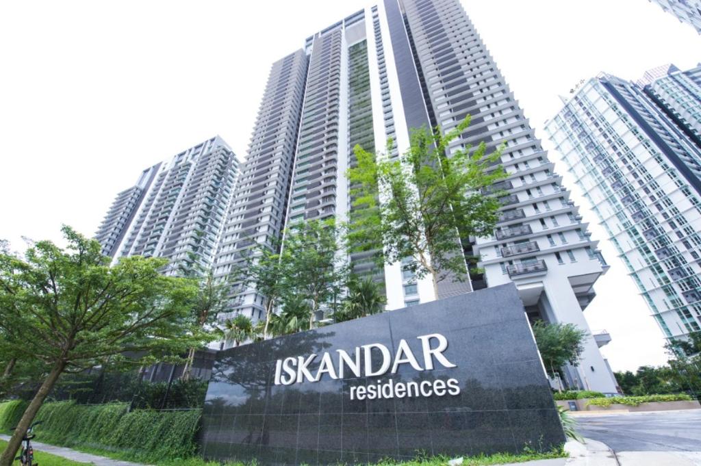 um sinal em frente a um edifício alto em Iskandar Residence by JBcity Home em Nusajaya