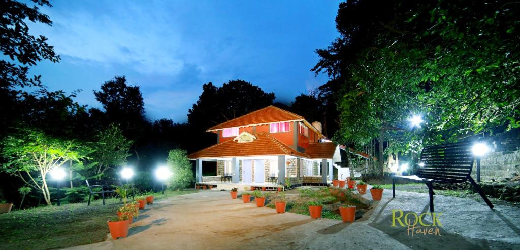 ein Haus mit rotem Dach in der Nacht in der Unterkunft Rock Haven Wayanad in Kalpatta