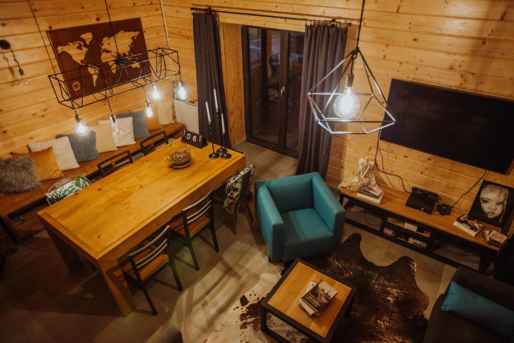 an overhead view of a living room with a table and chairs at N°75- Na Uboczu in Krynica Zdrój