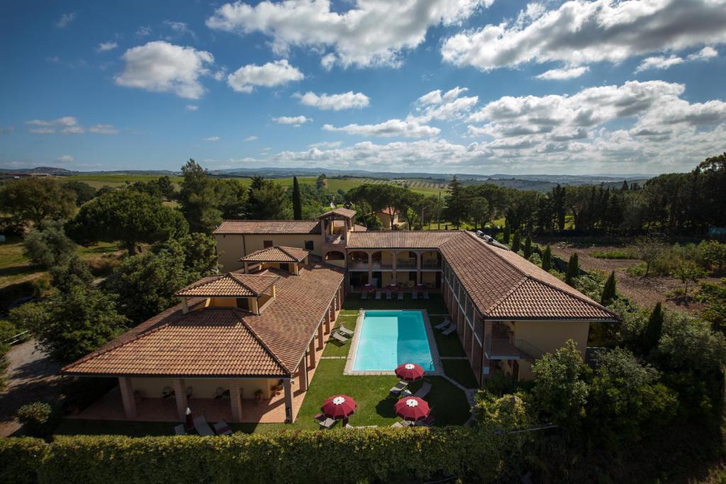 uma vista aérea de uma casa com piscina em Hotel Ristorante Le Querciolaie dei Ricci em Fonteblanda