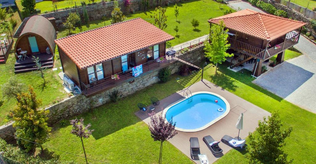 eine Luftansicht eines Hauses mit Pool in der Unterkunft Cantinho da Gândara in Arcos de Valdevez