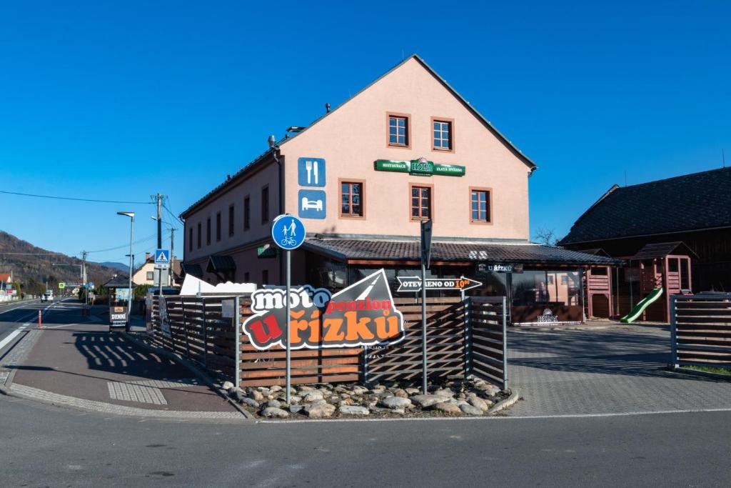 Nespecifikovaný výhled na hory nebo výhled na hory při pohledu z penzionu