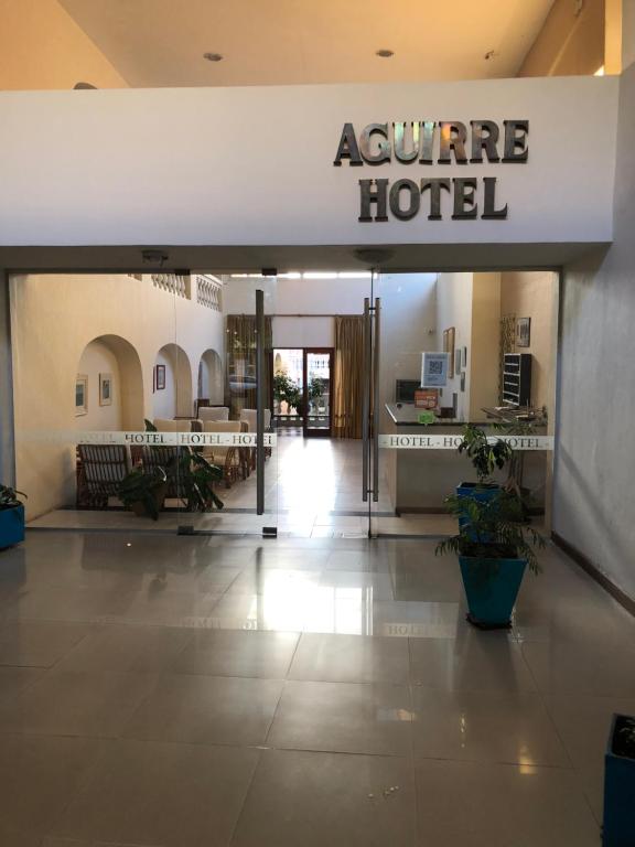 una entrada a un hotel cuadrado con vestíbulo en Hotel Aguirre, en Mina Clavero