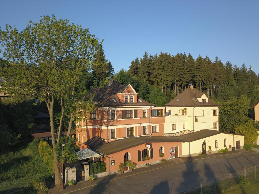 un gran edificio al lado de una colina en Pension Ayky en Jablonec nad Nisou