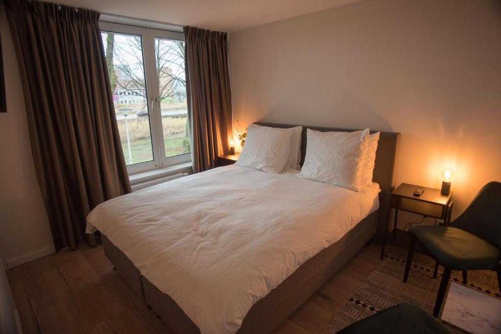 1 dormitorio con 1 cama grande y ventana en B&B Gabriela Amsterdam en Ámsterdam