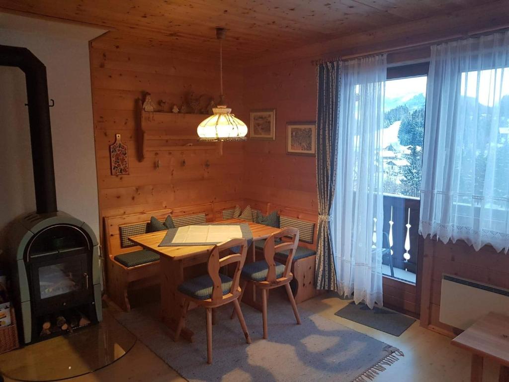 une salle à manger avec une table et une cheminée dans l'établissement Ferienwohnung Arina, à Tauplitz