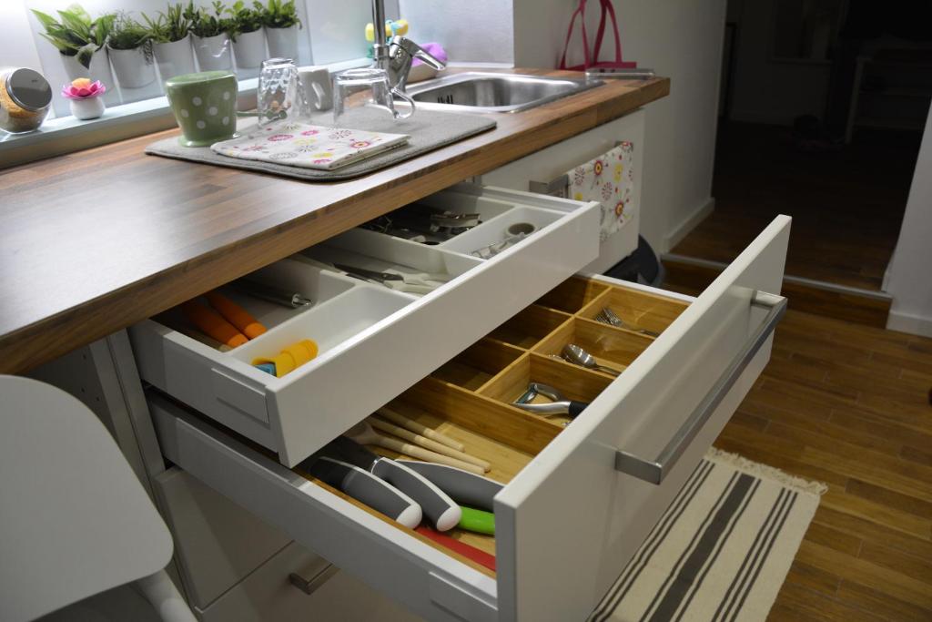 Kuchyň nebo kuchyňský kout v ubytování Apartment EMA