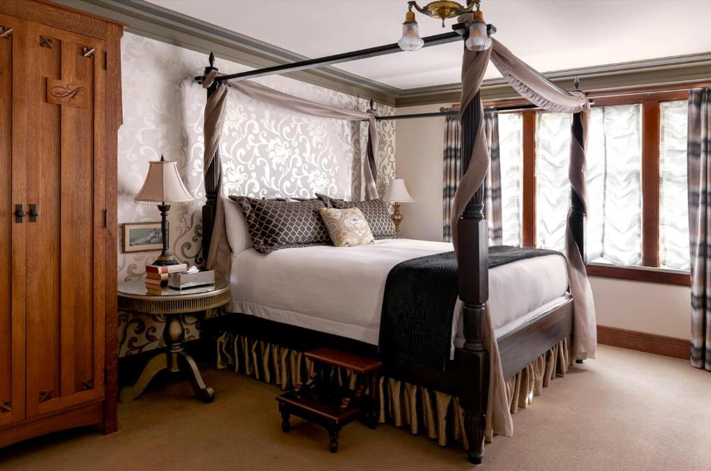 Una cama o camas en una habitación de Abigail's Hotel