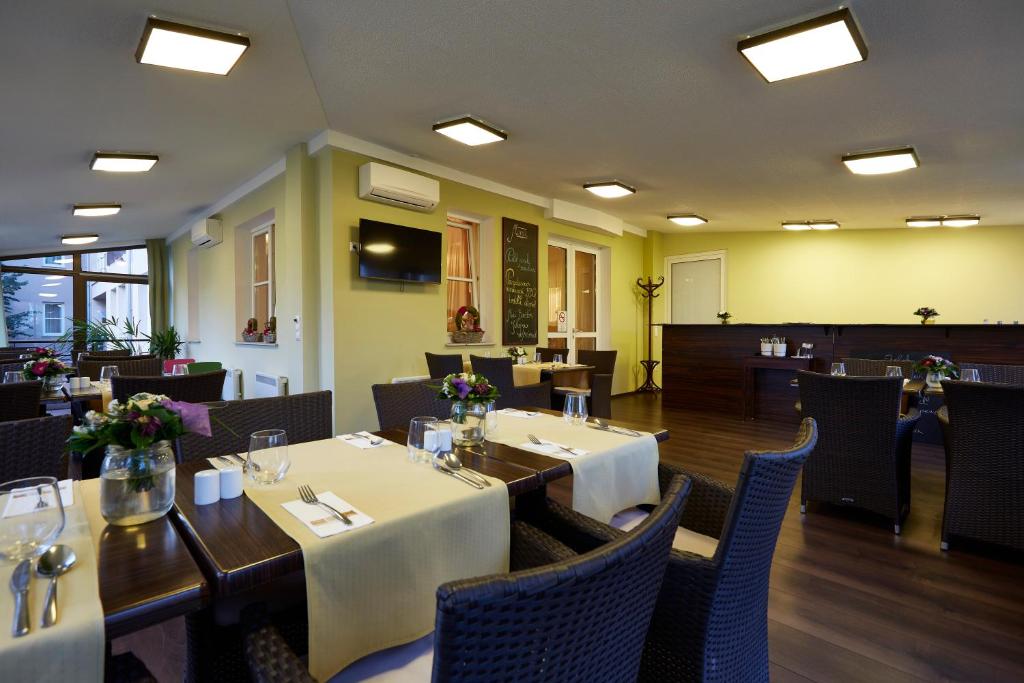 Reštaurácia alebo iné gastronomické zariadenie v ubytovaní Hotel Lajta Park
