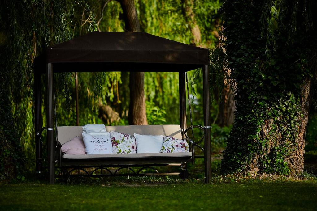 Vonkajšia záhrada v ubytovaní Hotel Lajta Park