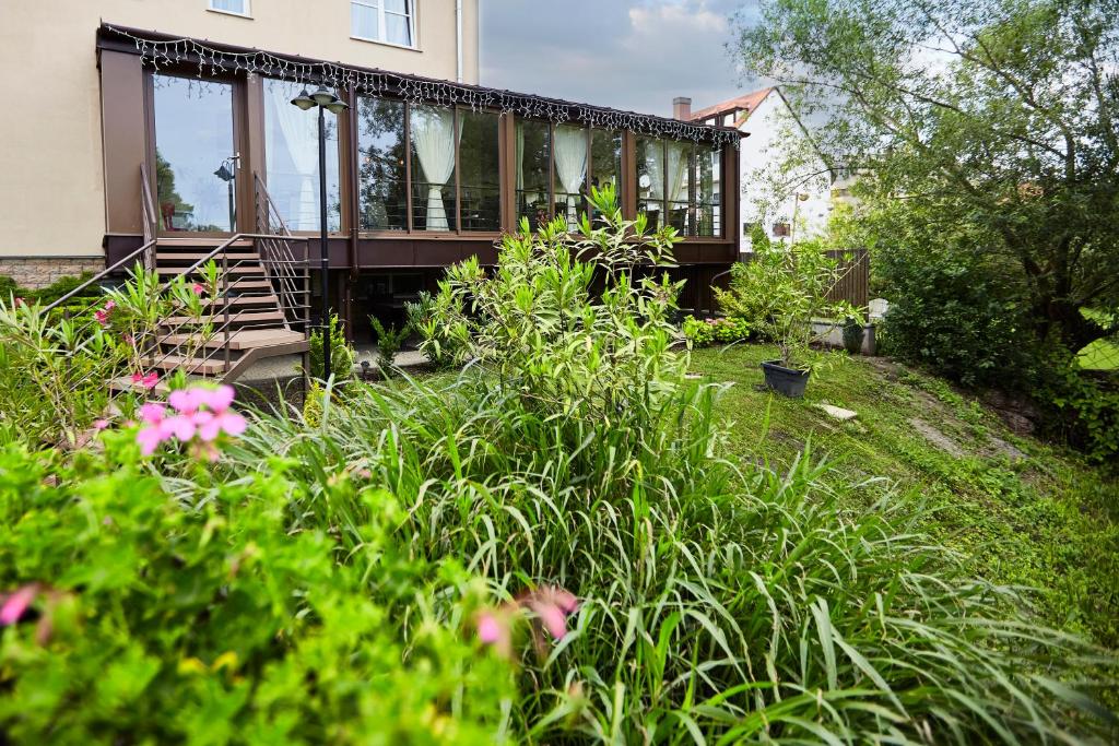 Vonkajšia záhrada v ubytovaní Hotel Lajta Park