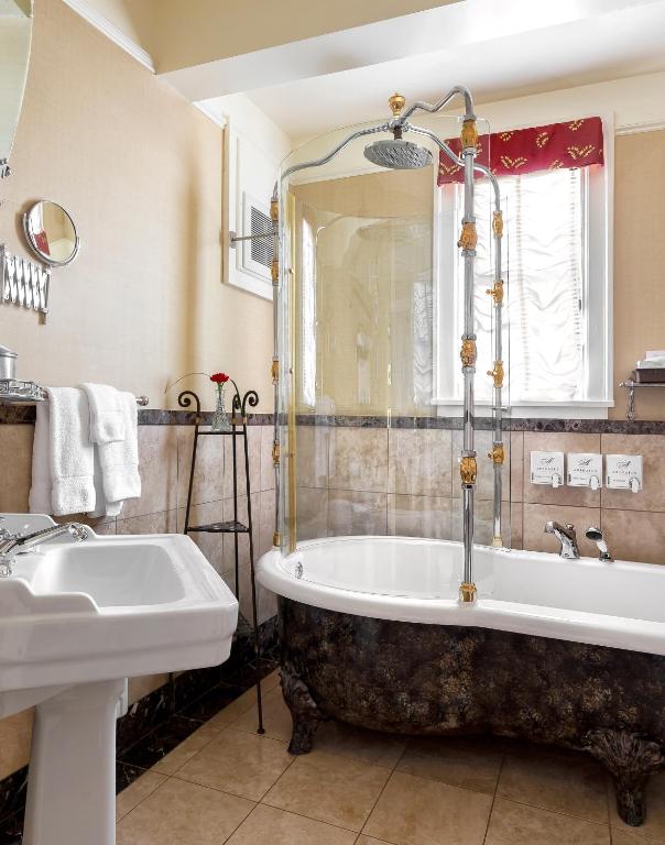 Un baño de Abigail's Hotel