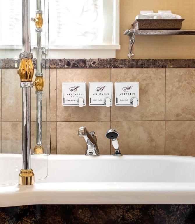 Un baño de Abigail's Hotel