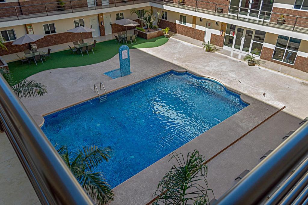 a large swimming pool in front of a building at Gran Hotel Residencial Galerias in Ciudad Obregón