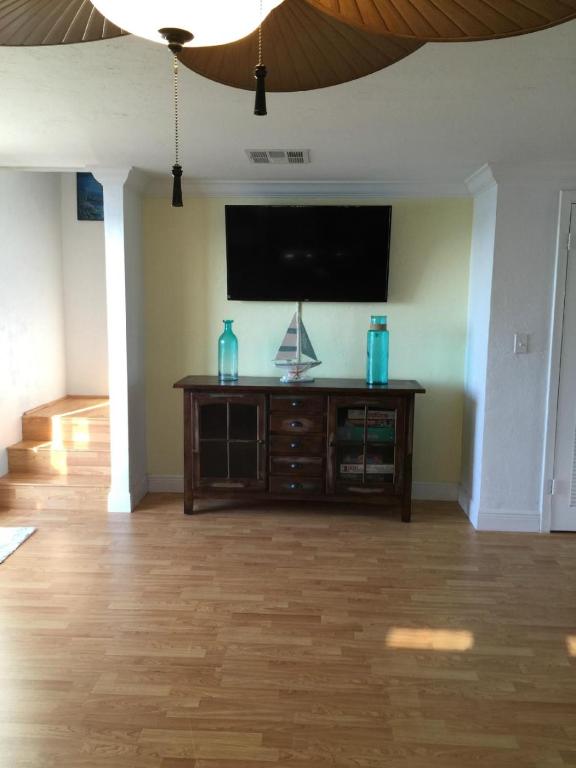 TV a/nebo společenská místnost v ubytování Edgewater Lodge