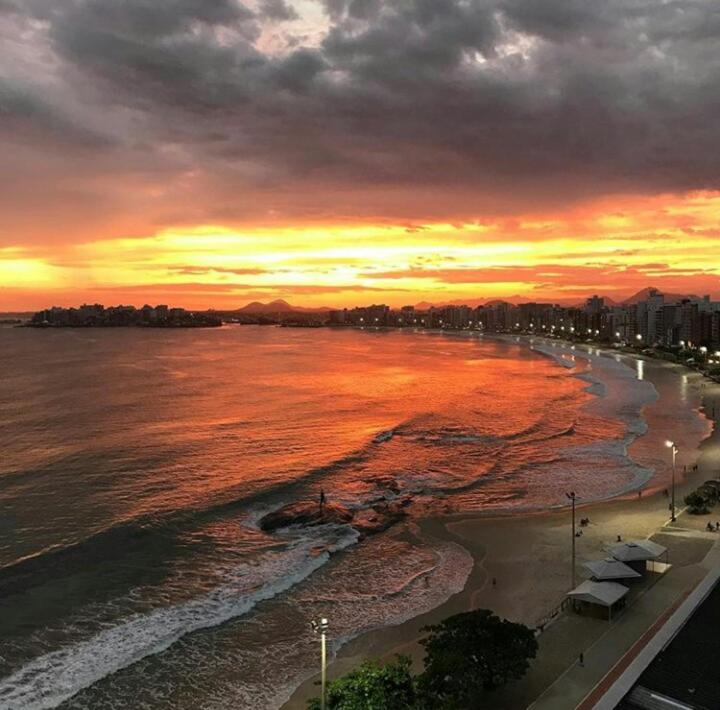 vista su una spiaggia al tramonto con l'oceano di Casa de praia; Itapebussu, Guarapari, ES. a Guarapari