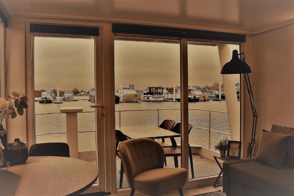 Fotografie z fotogalerie ubytování Cozy floating boatlodge "Maastricht". v destinaci Maastricht