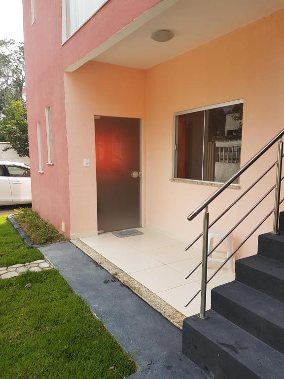 une maison avec un escalier menant à une porte dans l'établissement Flat - Coroa Vermelha, à Santa Cruz Cabrália