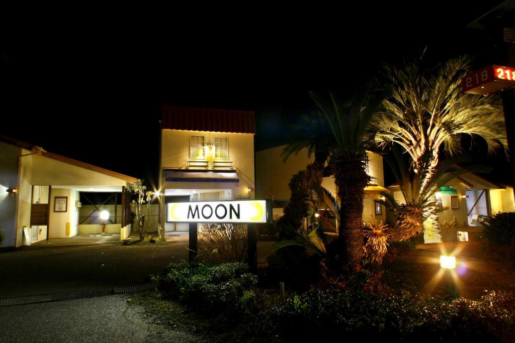 un letrero de la calle delante de una casa por la noche en Restay Moon Kochi (Adult Only), en Mimase