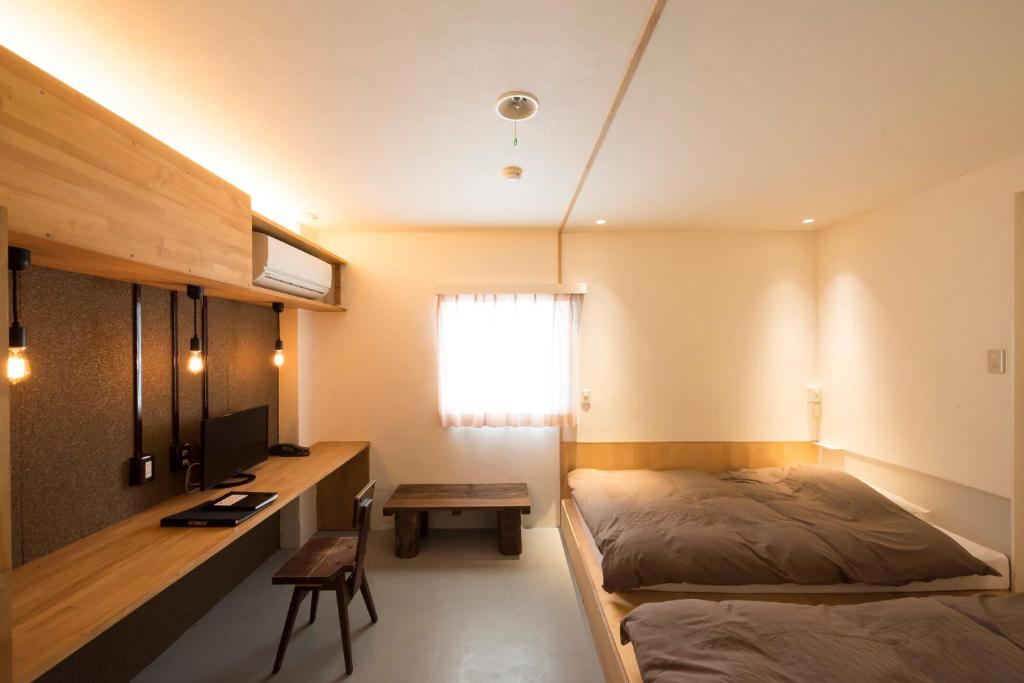 Postel nebo postele na pokoji v ubytování Hotel Haus St Anton