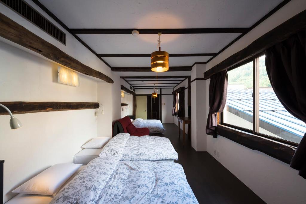 Postel nebo postele na pokoji v ubytování Hotel Haus St Anton