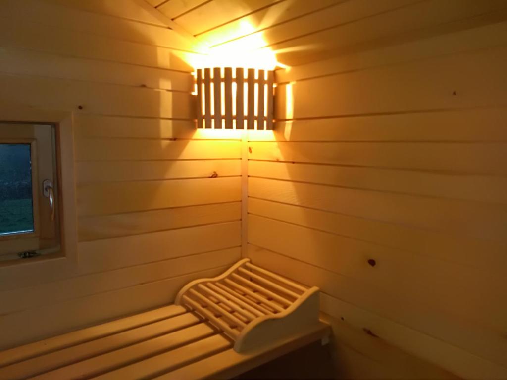 Cette petite chambre est dotée d'une lumière sur le mur. dans l'établissement Apartman Gomirje, à Vrbovsko