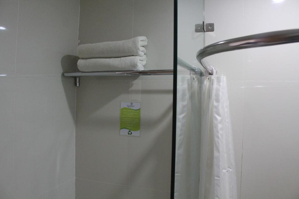 Ett badrum på Hotel Namira Syariah Pekalongan